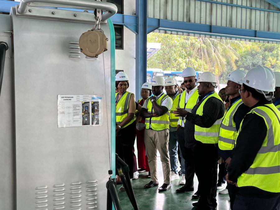 Operator Public Transport  Kawasan Afrika  Cari Tahu Cara DAMRI Mengelola Bus Listrik