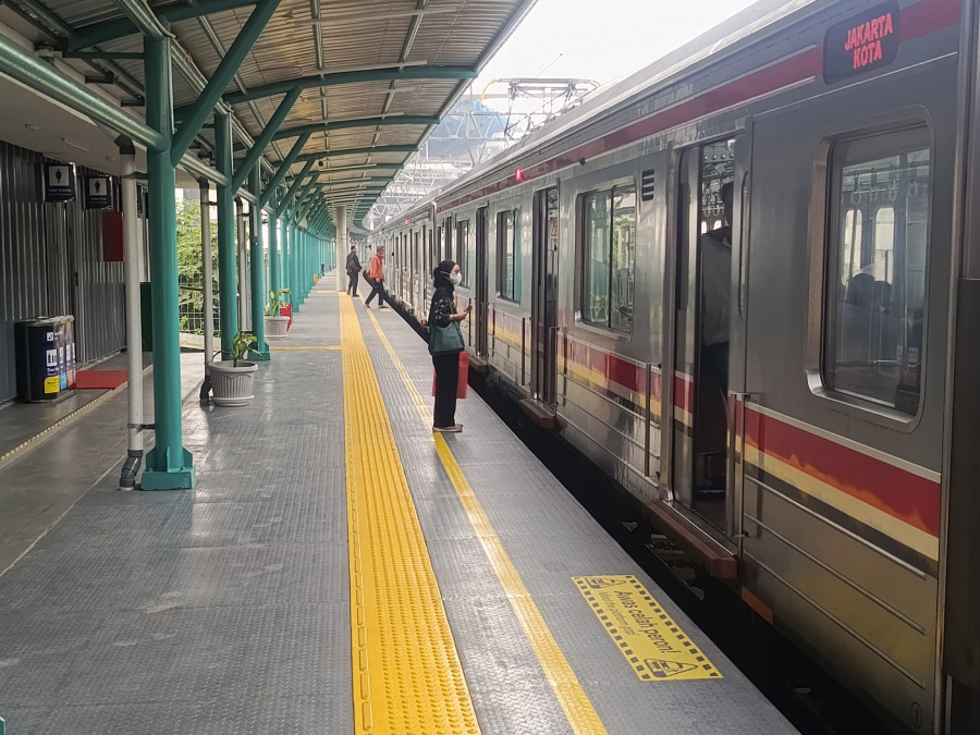 Stasiun JIS  Diserbu Penumpang Commuter Line Setiap Akhir Pekan