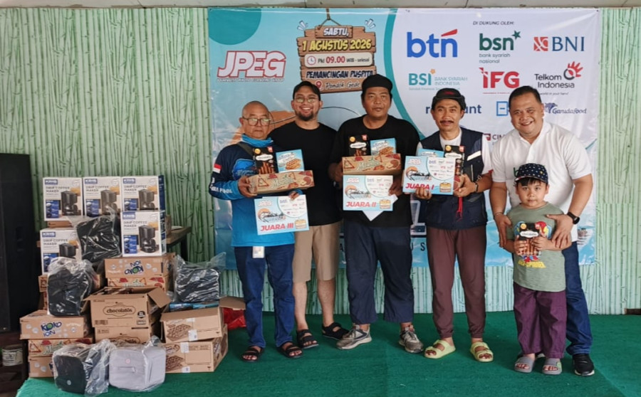 Para Juru Foto  Adu Ketangkasan  di Kolam Pemancingan