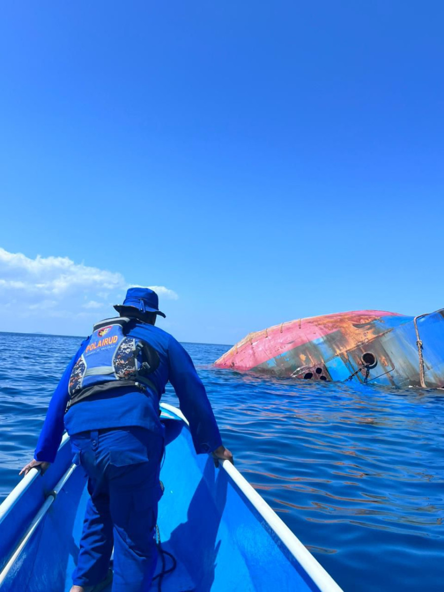Kapal LCT Legenda Nusantara  Muatan Bahan Kimia Terbakar Dua Awak Kapal Meninggal Dunia