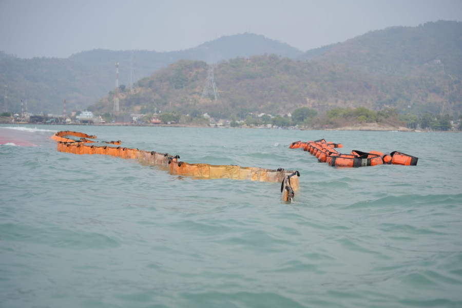Persiapan Pengangkatan Bangkai Kapal, ASDP Pasang Pengamanan Buoy dan Oil Boom di Seputar Lokasi