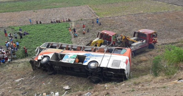 Bus Kramat Djati Alami Kecelakaan Tunggal Di Jalan Tol Sumo Karena ...