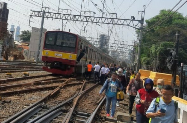 Perbaikan Laa Selesai Perjalanan Krl Di Stasiun Manggarai Kembali Normal