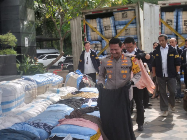 Importir  Pakaian Bekas Ilegal  Kocar-kacir, Polda Metro Jaya Sita 439 Ballpress Senilai Rp 4,2 Miliar