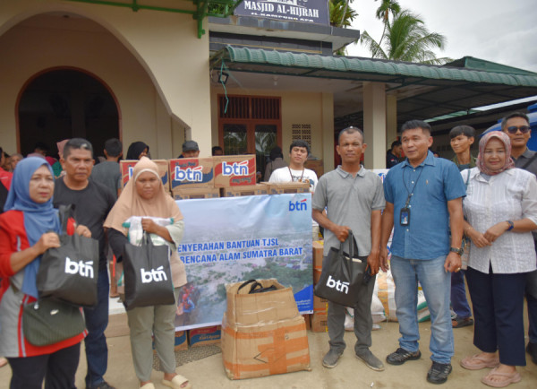 Karyawan BTN Urunan Beri Bantuan Korban Bencana Banjir dan Tanah Longsor di Lubuk Minturun Padang
