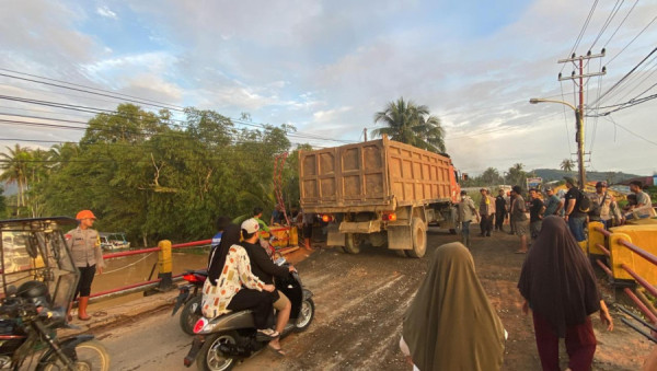 Pasca Bencana, Tim SAR Brimob Buka Akses  Antar Wilayah di  Tapteng