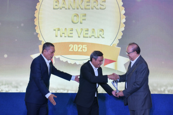 Nixon LP Napitupulu Terpilih Sebagai Banker Terbaik, Direksi BTN  Meraih The Next Future Leaders 2025. 