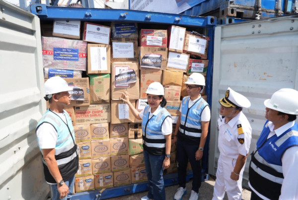   KM Kelud Angkut 15 Kontainer  Bantuan Bencana Alam Untuk Tiga Provinsi di  Sumatera