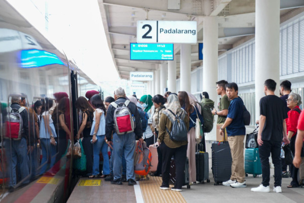 Tiket Kereta Cepat Whoosh  Hari  Ini Terjual 15 Ribu Tiket