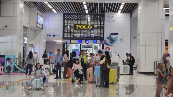 Butuh Bantuan di Stasiun Kereta Cepat, KCIC Siapkan  Porter Premium