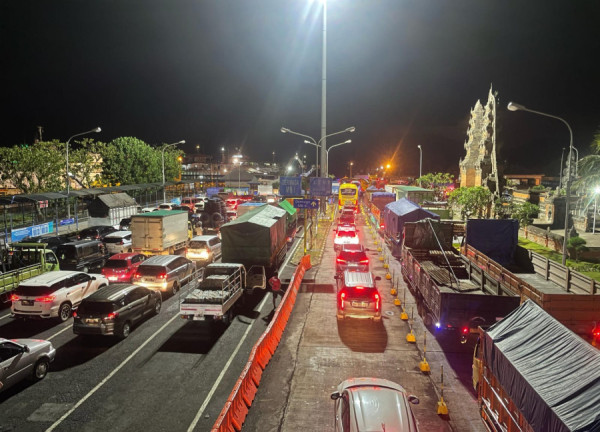 Jelang Pergantian Tahun, Truk dan Mobil Pribadi Tinggalkan Bali 