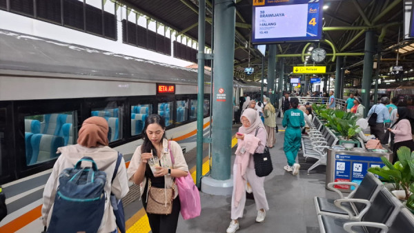Stasiun Gambir dan Pasar Senen Mulai Dipadati Penumpang, KAI Proyeksikan  153.176 Penumpang