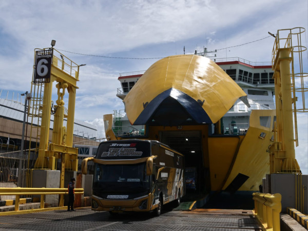 Arus  Balik Masih Memadati Dua lintasan Penyeberangan Di Penghujung Libur Isra Mikraj