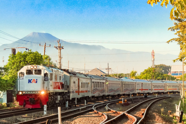 Dampak Banjir, Hari Ini Sejumlah Kereta Mulai Melewati  Jalur Pekalongan Secara Terbatas 