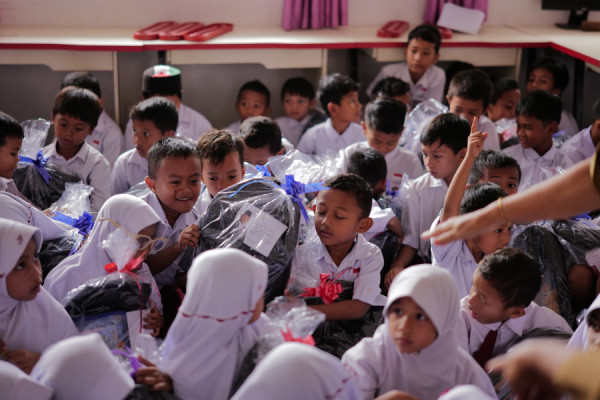 BTN  Bersama   Danantara Salurkan Paket Perlengkapan Sekolah