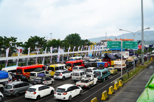 Antrean Kendaraan Mengular di Gilimanuk, ASDP Terapkan Pola TBB Untuk Mengurai