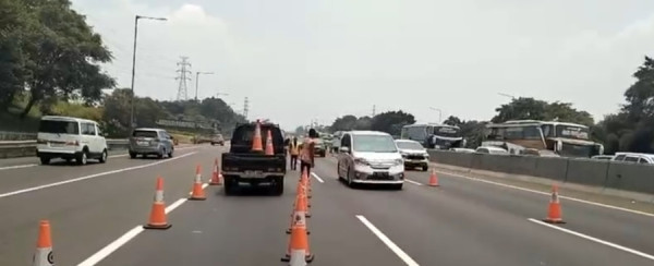 Contraflow  di Jalan Tol Jakarta–Cikampek Diperlias Menjadi Tiga Lajur