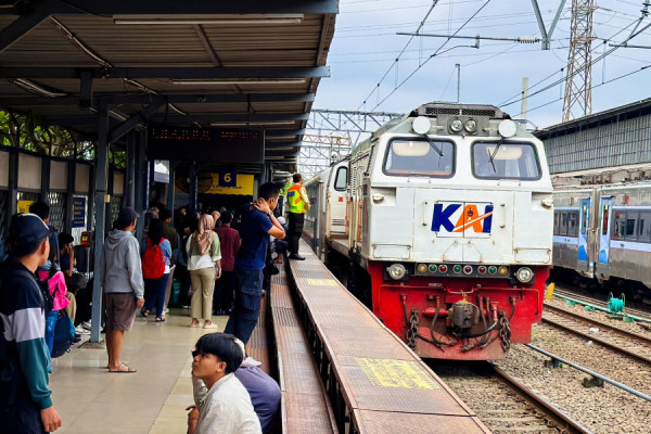 Jalur KA Wilayah Bandung Longsor, KA 174  Ciremai Tertahan, Tidak Ada Korban Jiwa