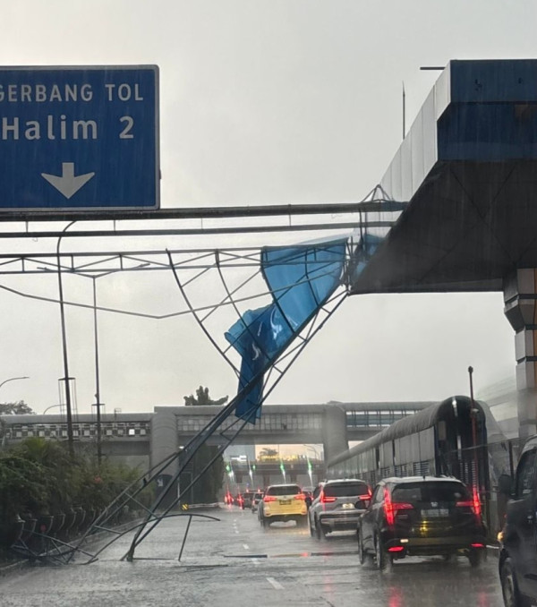  Pohon dan Papan Reklame  Tumbang Menimpa Sejumlah  Titik Ruas Tol