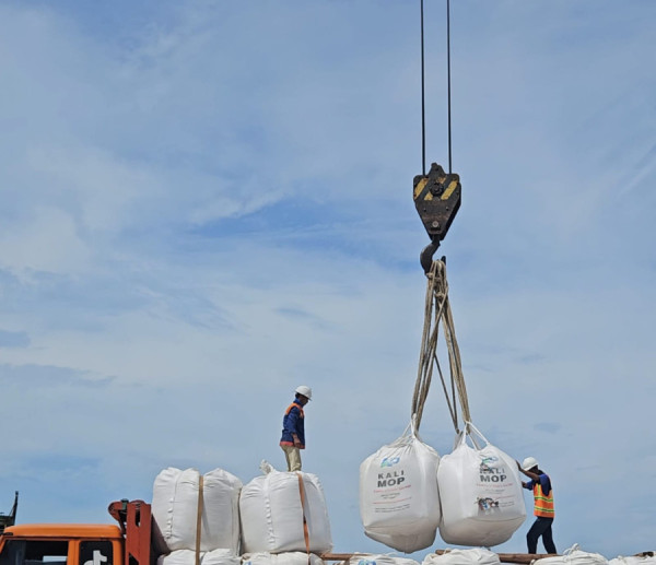 PTP Nonpetikemas Palembang  Dukung Rantai Pasok Industri Pupuk Nasional