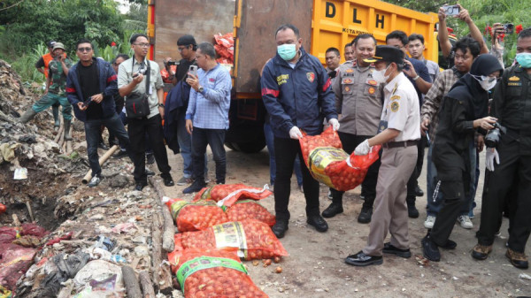 Ribuan Kilogram Bawang Impor Ilegal Dinusnahkan