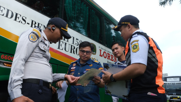 Datangi Pool Bus dan Terminal Penumpang Pastikan Angkutan Umum Laik Operasi