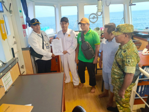 TB Hasnur 26 Evakuasi 70 Korban KMP Mutiara Sentosa 2 Yang Terbakar 