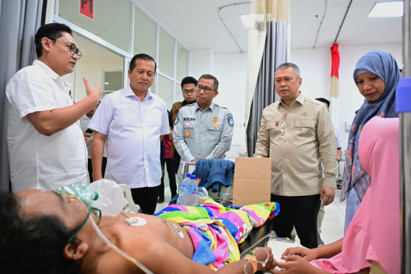 KMP Putri Yasmin Rute Padangbai - Lembar Terbakar Empat Kapal Lakukan Evakuasi Penumpang 