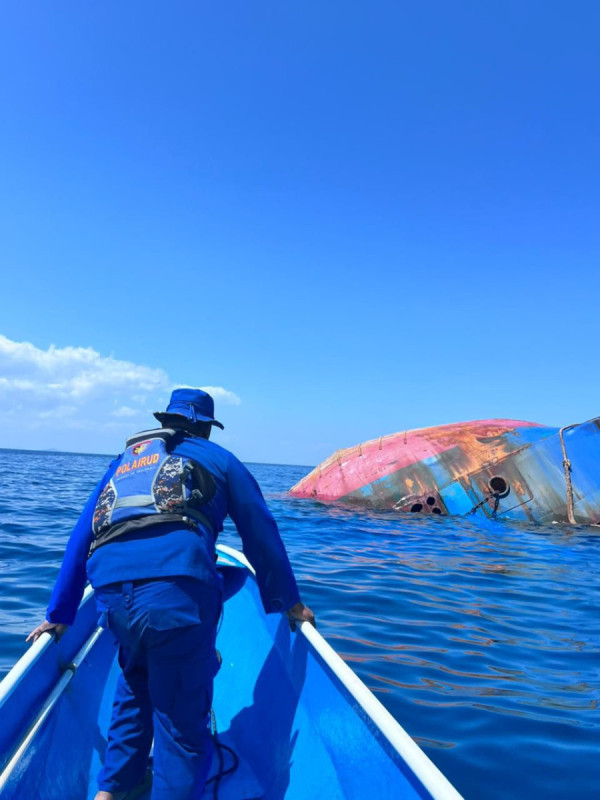 Kapal LCT Legenda Nusantara  Muatan Bahan Kimia Terbakar Dua Awak Kapal Meninggal Dunia