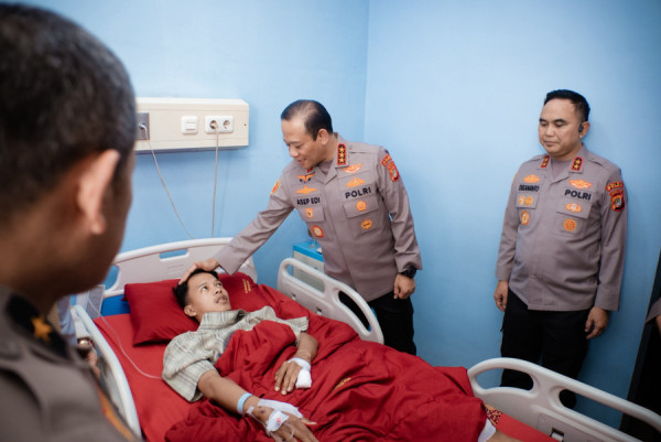 Menguatkan Anggota yang Terluka, Kapolda Metro Jaya Kunjungi RS Polr