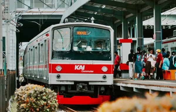  Imbas Tidak  Beroperasinya Tujuh  Commuter Line, Penumpang Berhimpitan