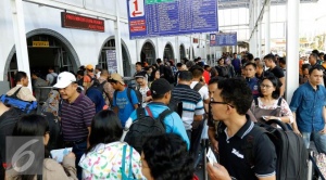 Stasiun Senen Masih Dipadati Pemudik
