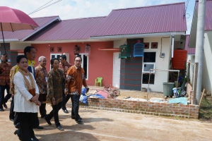 PRESIDEN JOKOWI TINJUA PROGRAM SEJUTA RUMAH
