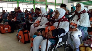 AVSEC Bandara Syamsudin Noor Periksa Barang Bawaan Calon Jamaah