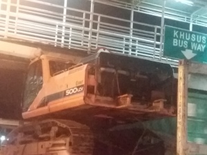 Alat Berat Tersangkut Di JPO Daan Mogot