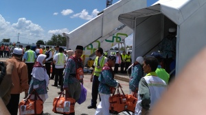 AVSEC Bandara Syamsudin Noor Periksa Barang Bawaan Calon Jamaah