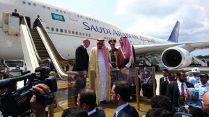 Melepas Keberangkatan Raja Salman