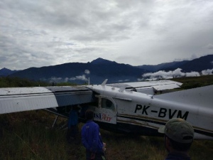 Pesawat Kargo Susi Air  Terperosok di Bandara Ilaga Puncak Papua
