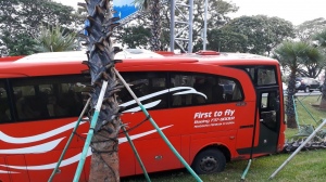 Diduga Sopir Ngantuk, Bus Angkutan Karyawan Lion Air Tabrak Pohon