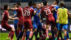 Rusuh Di China, Wasit Diserang Pemain Dan Petugas