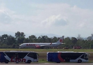 Pesawat Lion Mendarat Darurat Di Makassar