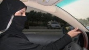 Raja Salman Cabut Larangan Wanita Menyetir dan Masuk Gelanggang