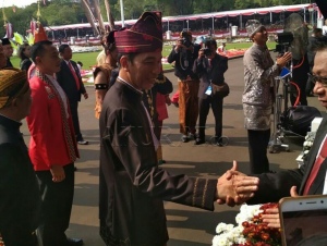 Presiden Jokowi Kenakan Pakaian Adat  Tanah Bumbu