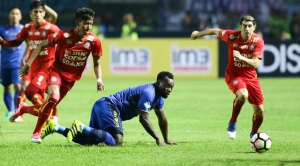 Essien Dan Cole Tak Berkutik, Arema FC Paksa Persib Bandung Bermain Kaca Mata 