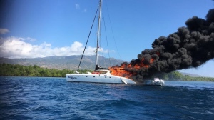 Kapal Pesiar Jenis Yacht Milik Wisman Asal Australia Hangus Terbakar di Maumere