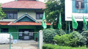 Masyarakat Jagakarta Segel Gedung DPC PPP