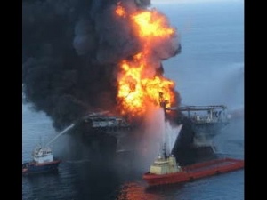 Kapal Pengangkut Wisman Terbakar 