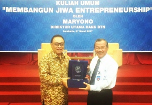 MENYAMPAIKAN KULIAH UMUM