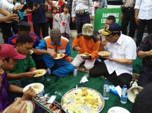 Rayakan Lebaran Bersama Awak Bus di Terminal