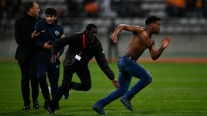 Penonton Menyerbu Ke Lapangan, Laga Senegal - Pantai Gading Dihentikan